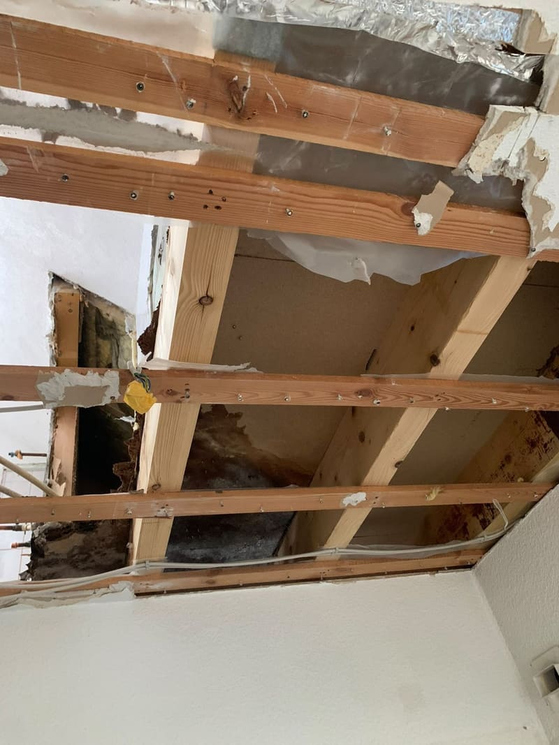 Geöffnete Decke beim Rückbau