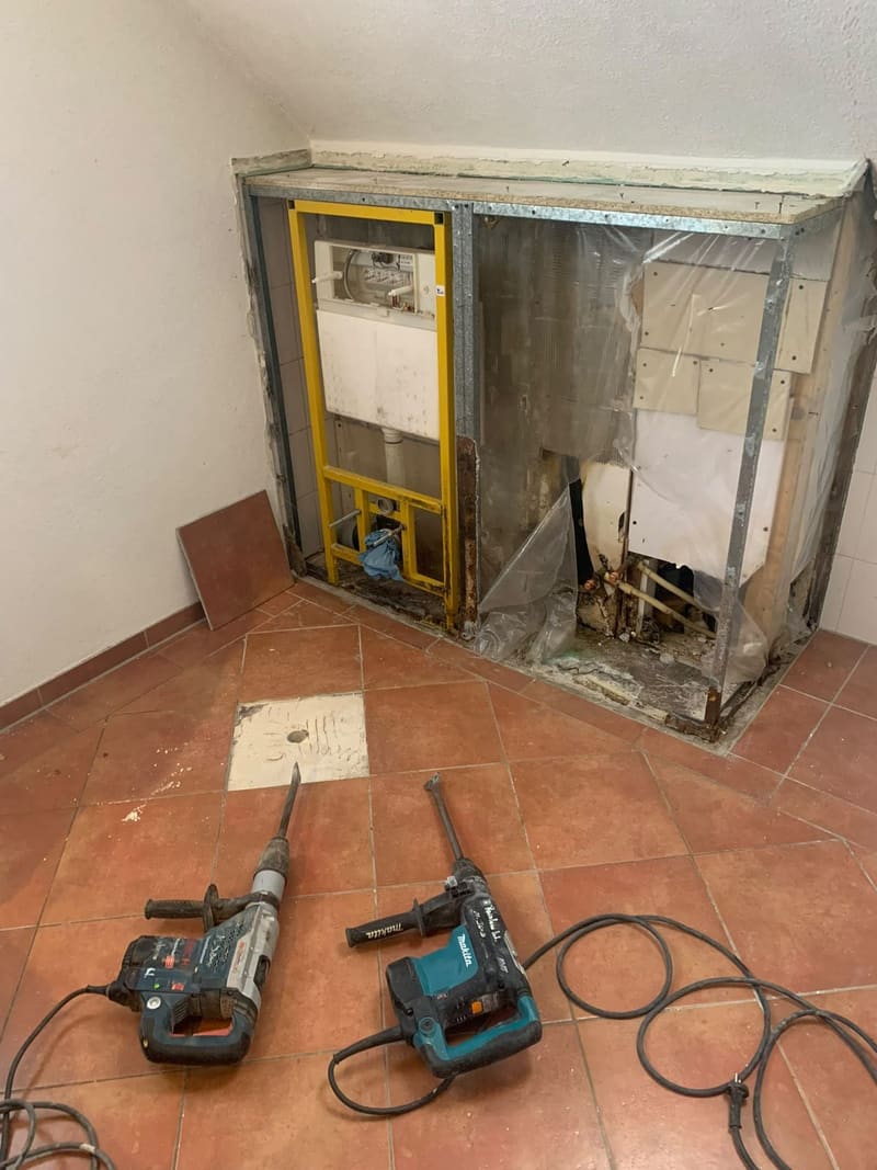 Bad-Rückbau mit freigelegter Vorwandinstallation