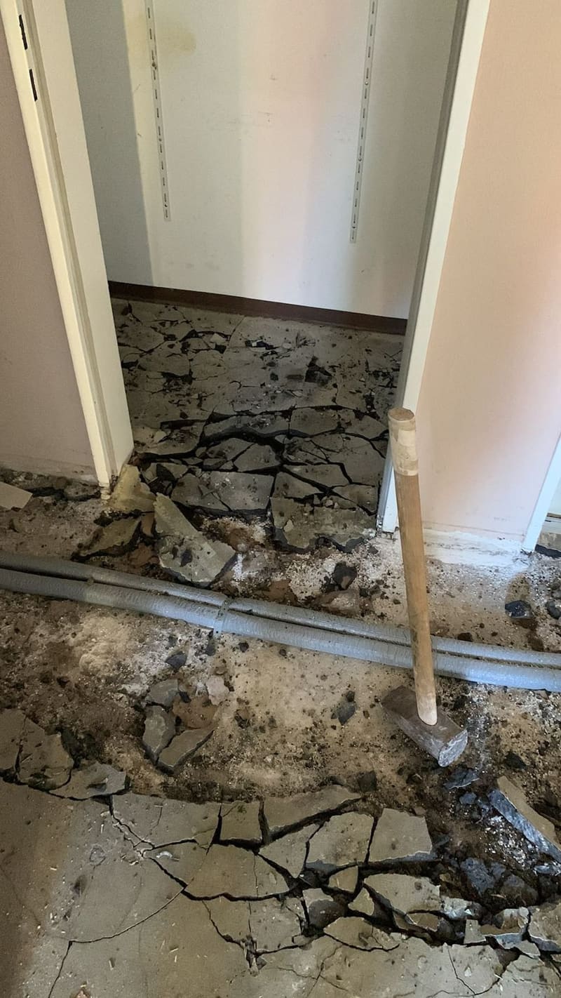 Aufgebrochener Estrich beim Rückbau