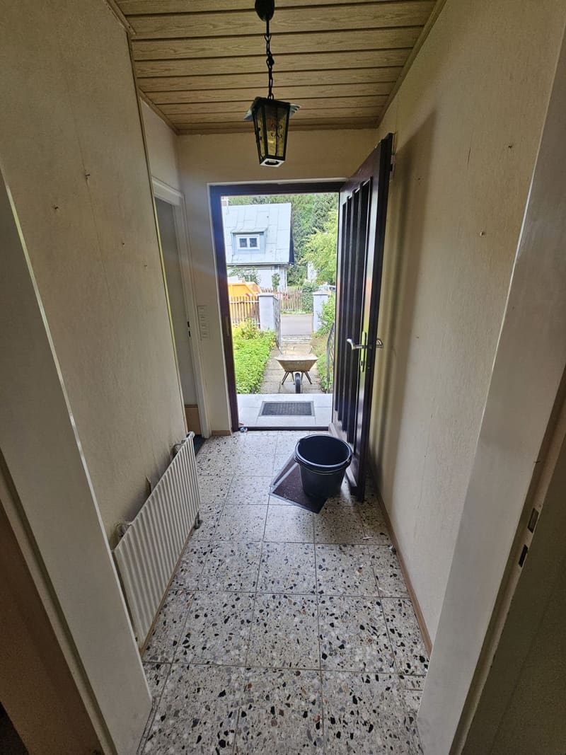 Eingangsbereich nach der Räumung